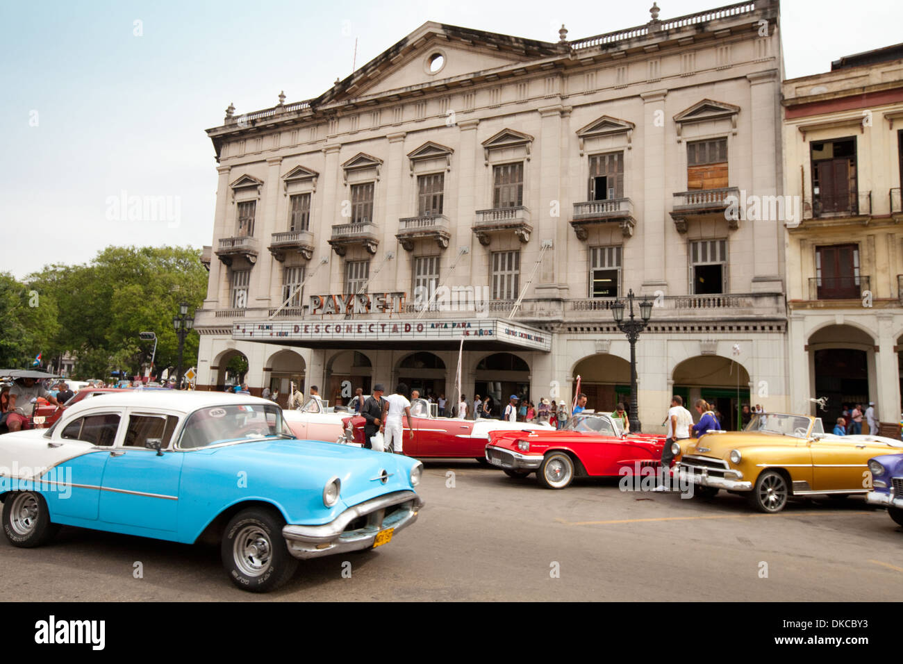 Havanna, Kuba, Straßenszene mit alten amerikanischen Autos draußen ein Kino, Havanna, Kuba, Karibik, Lateinamerika Stockfoto
