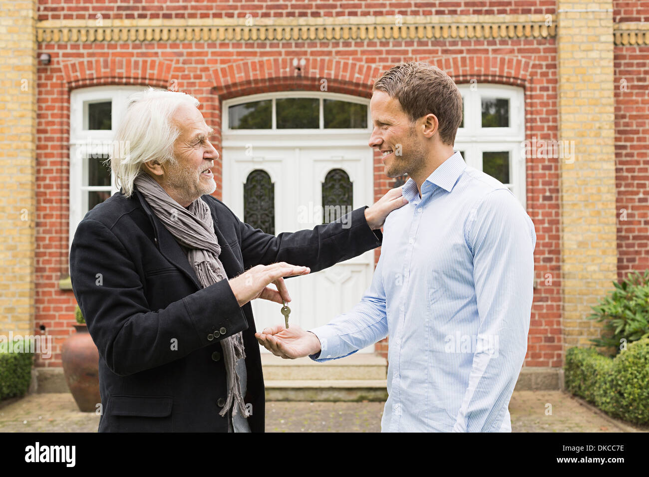 Vater und Sohn Schlüssel außen Haus Stockfoto