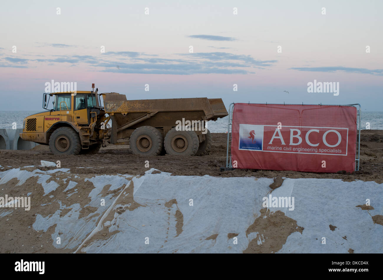 Große gelbe LKW verwendet, um Sand Erde Boden bewegen beim Bau Wasseraufbereitung arbeitet Bridlington East Yorkshire UK Stockfoto