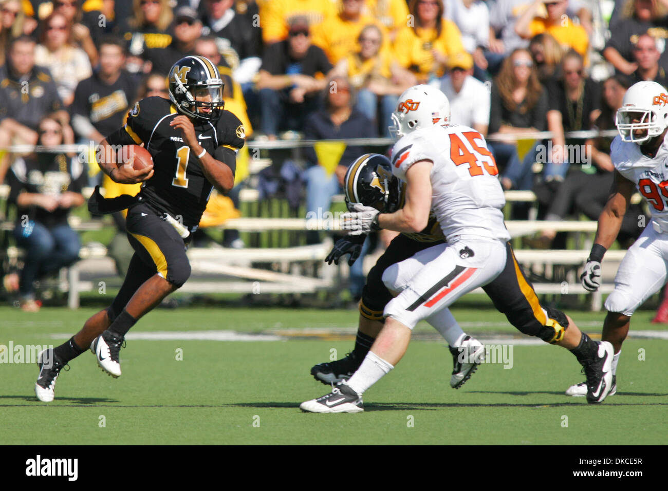 21. Oktober 2011 - Columbia, Missouri, USA - Missouri Tigers quarterback James Franklin (1) in Aktion während des Spiels zwischen der University of Missouri und Oklahoma State auf Faurot Field at Memorial Stadium auf dem Campus der University of Missouri in Columbia. Oklahoma besiegte Missouri 45-24. (Bild Kredit: Jimmy Simmons/Southcreek/ZUMAPRESS.com ©) Stockfoto