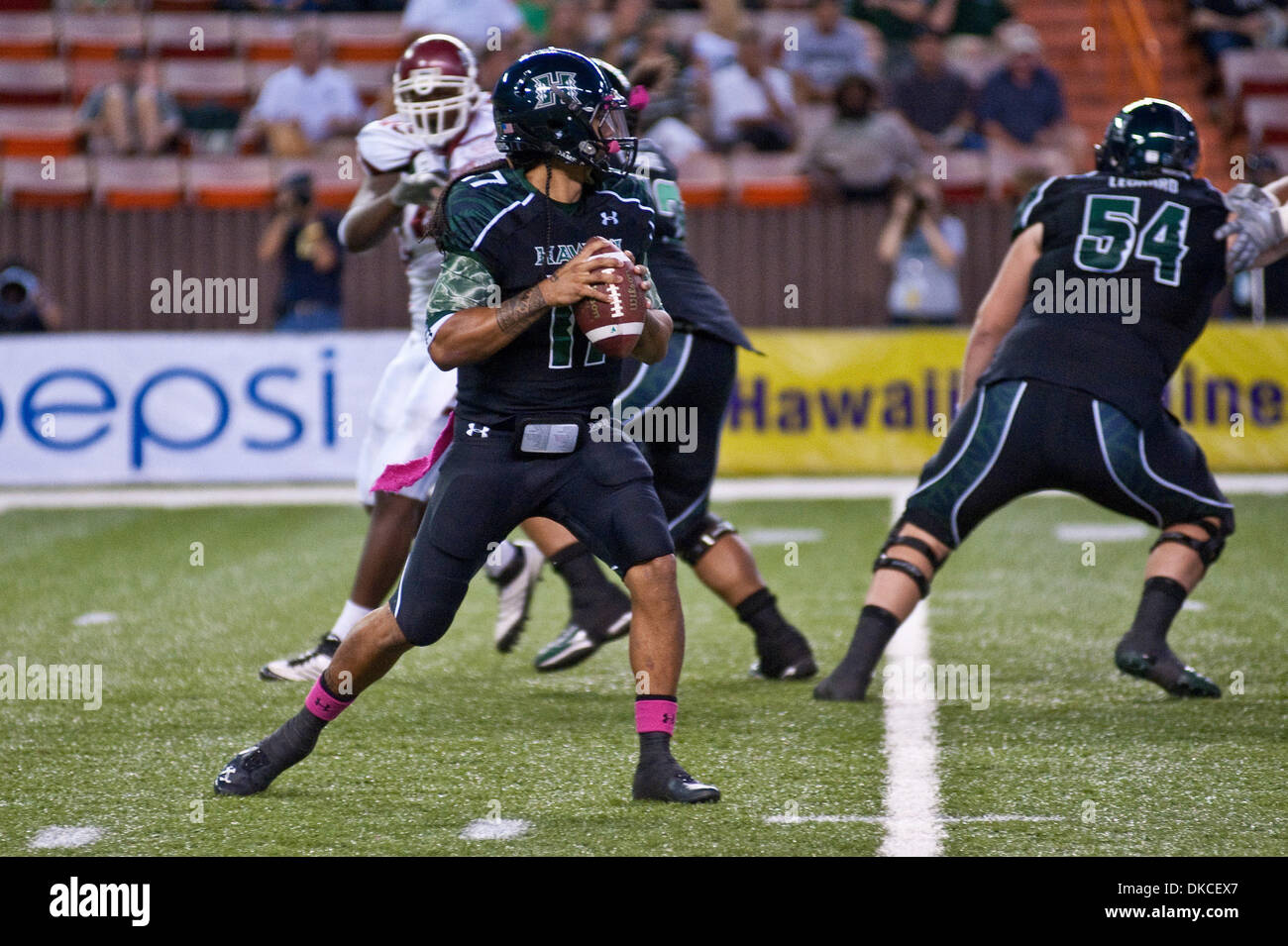 22. Oktober 2011 - sucht Honolulu, Hawaii, USA - Hawaii Warriors Quarterback Bryant Moniz #17 einen offenen Empfänger während der 1. Hälfte Aktion.  Hawaii Krieger führen die New Mexico State Aggies 21-7 im 2. Quartal. (Bild Kredit: Greg Honda/Southcreek/ZUMAPRESS.com ©) Stockfoto