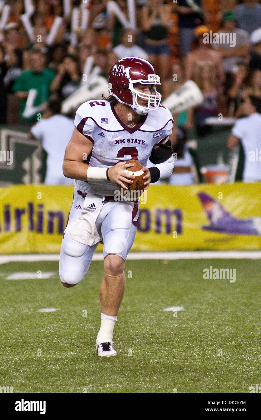 22. Oktober 2011 - sucht Honolulu, Hawaii, USA - New Mexico State Aggies Quarterback Matt Christian #2 einen offenen Empfänger während der 1. Hälfte Aktion.  Hawaii Krieger besiegten die New Mexico State Aggies 45-34 in einem Spiel gespielt im Aloha Stadium in Honolulu, Hawaii. (Bild Kredit: Greg Honda/Southcreek/ZUMAPRESS.com ©) Stockfoto