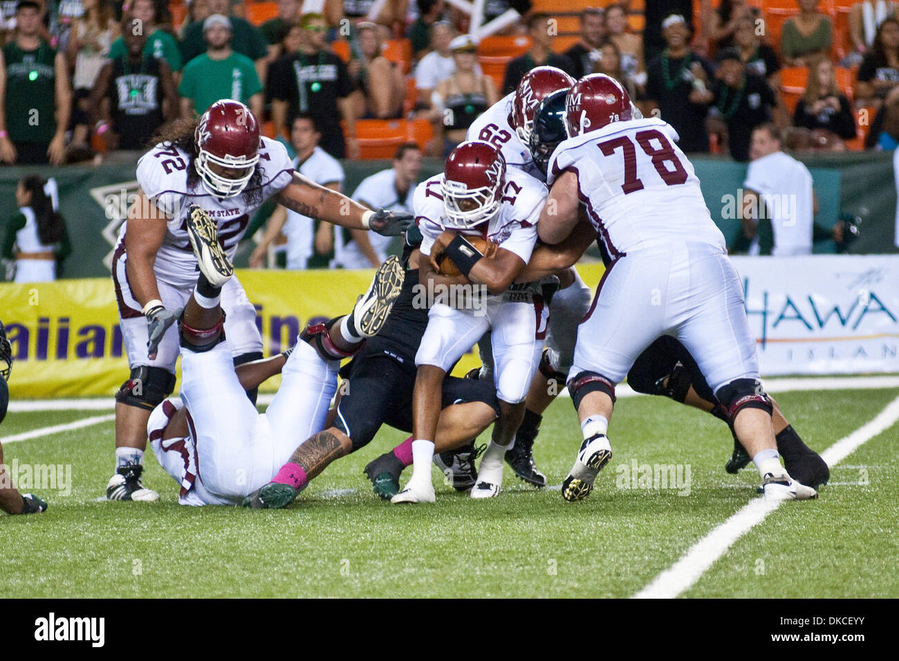 22. Oktober 2011 - sichert Honolulu, Hawaii, USA - Quarterback der New Mexico State Aggies Travaughn Colwell #17 den Ball im Verkehr.  Hawaii Krieger besiegten die New Mexico State Aggies 45-34 in einem Spiel gespielt im Aloha Stadium in Honolulu, Hawaii. (Bild Kredit: Greg Honda/Southcreek/ZUMAPRESS.com ©) Stockfoto