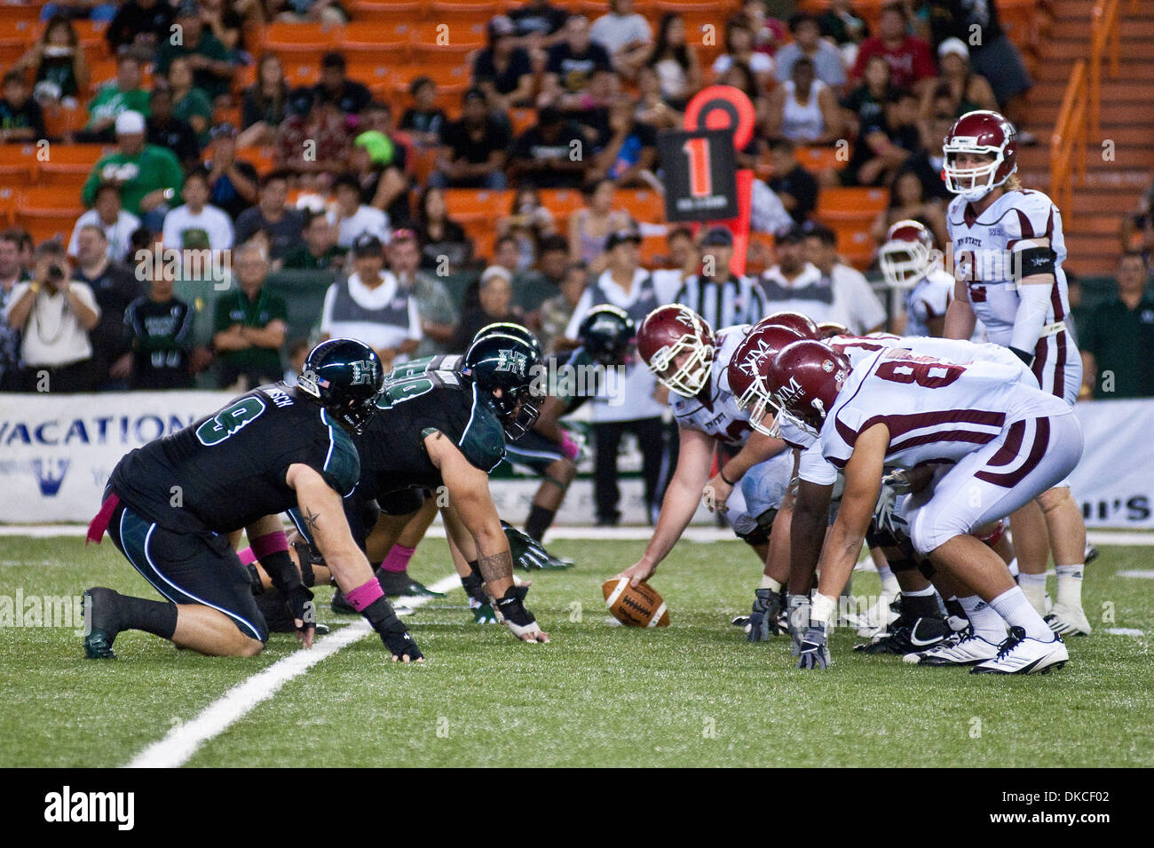 22. Oktober 2011 - ändert Honolulu, Hawaii, USA - New Mexico State Aggies Quarterback Matt Christian #2 das Spiel auf der Linie.  Hawaii Krieger besiegten die New Mexico State Aggies 45-34 in einem Spiel gespielt im Aloha Stadium in Honolulu, Hawaii. (Bild Kredit: Greg Honda/Southcreek/ZUMAPRESS.com ©) Stockfoto