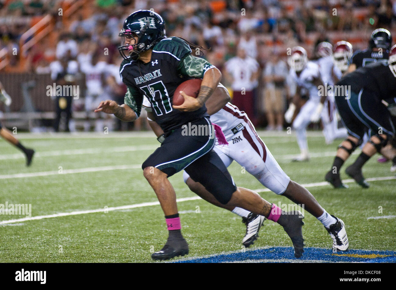 22. Oktober 2011 - findet Honolulu, Hawaii, USA - Hawaii Warriors Quarterback Bryant Moniz #17 laufen Platz während der 2. Hälfte Aktion.  Hawaii Krieger besiegten die New Mexico State Aggies 45-34 in einem Spiel gespielt im Aloha Stadium in Honolulu, Hawaii. (Bild Kredit: Greg Honda/Southcreek/ZUMAPRESS.com ©) Stockfoto