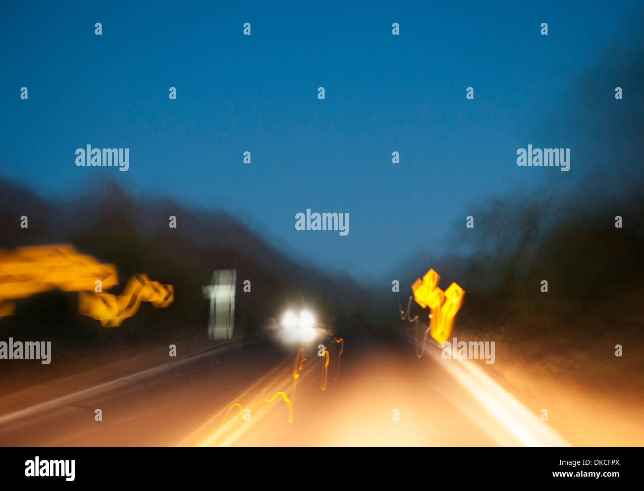 Fahren beeinträchtigt auf Drogen oder Alkohol ist gefährlich und kann nur wie folgt aussehen. Stockfoto