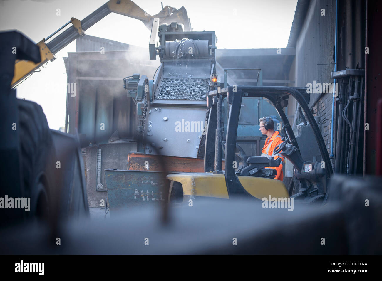 Arbeiter gerade Maschinen-Crush-Titan-Metall Stockfoto