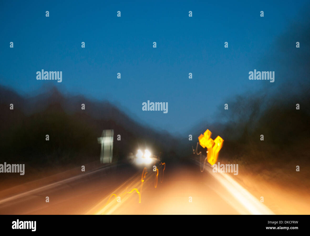Fahren beeinträchtigt auf Drogen oder Alkohol ist gefährlich und kann nur wie folgt aussehen. Stockfoto