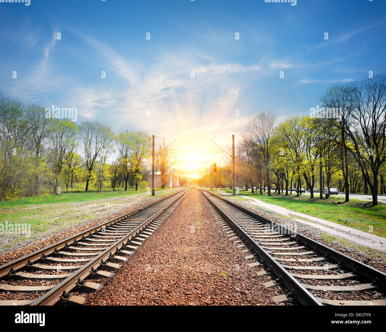 Eisenbahn bei Sonnenaufgang im sonnigen Frühlingstag Stockfoto