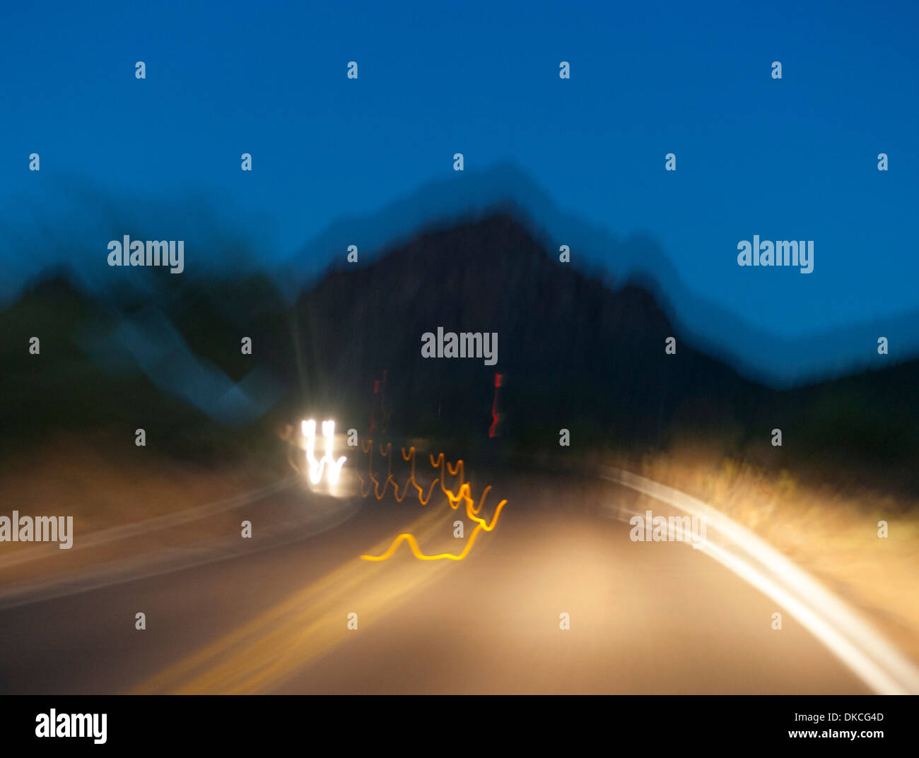 Fahren beeinträchtigt auf Drogen oder Alkohol ist gefährlich und kann nur wie folgt aussehen. Stockfoto