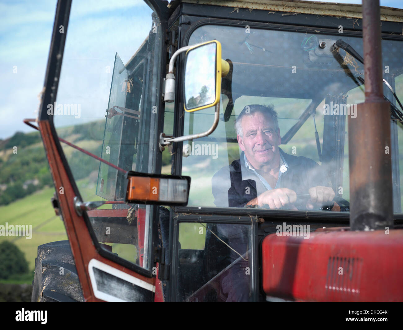 Reifen Bauer in Traktorkabine, Porträt Stockfoto