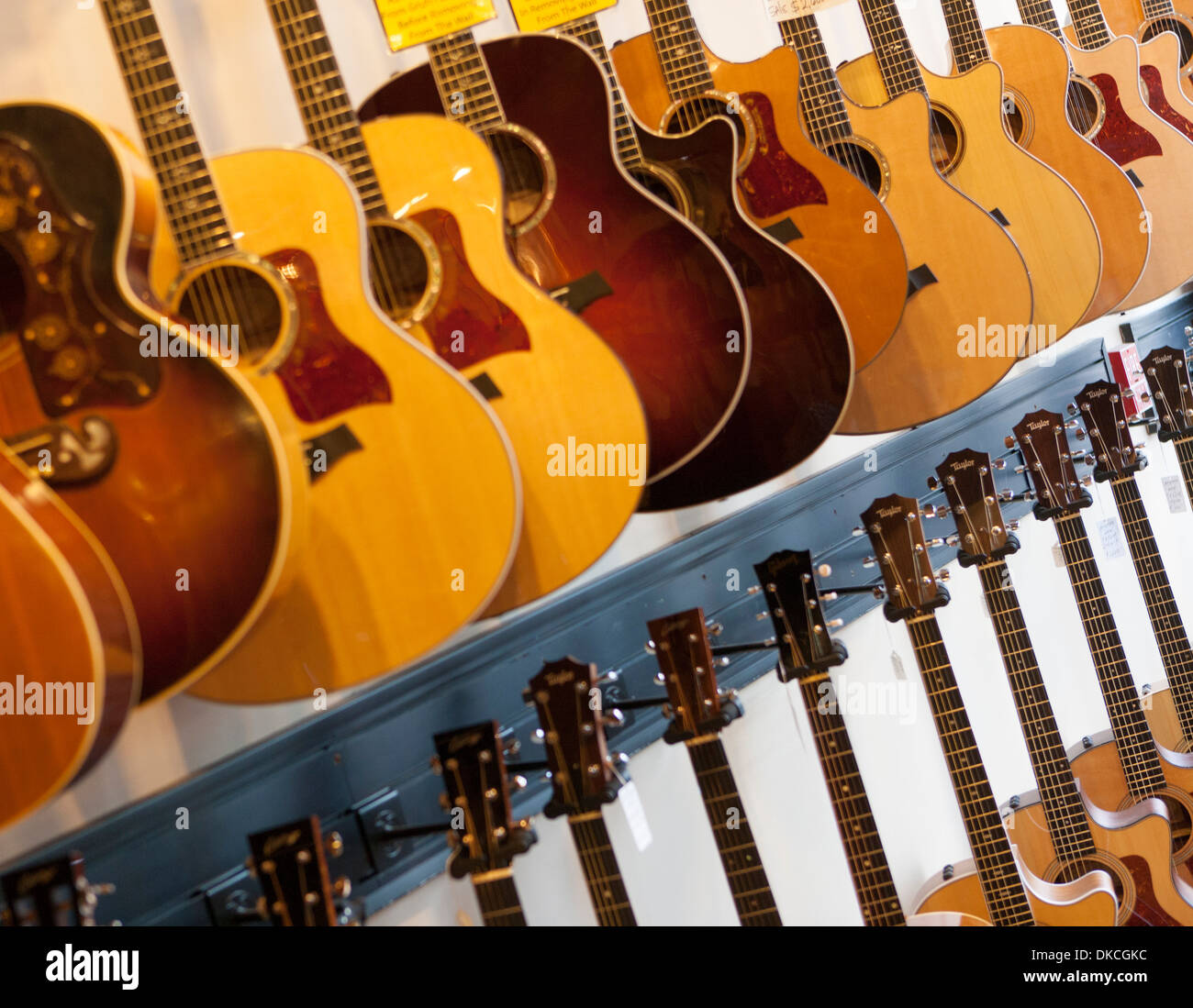 Viele gebrauchte Akustikgitarren zum Verkauf in einem Geschäft Stockfoto