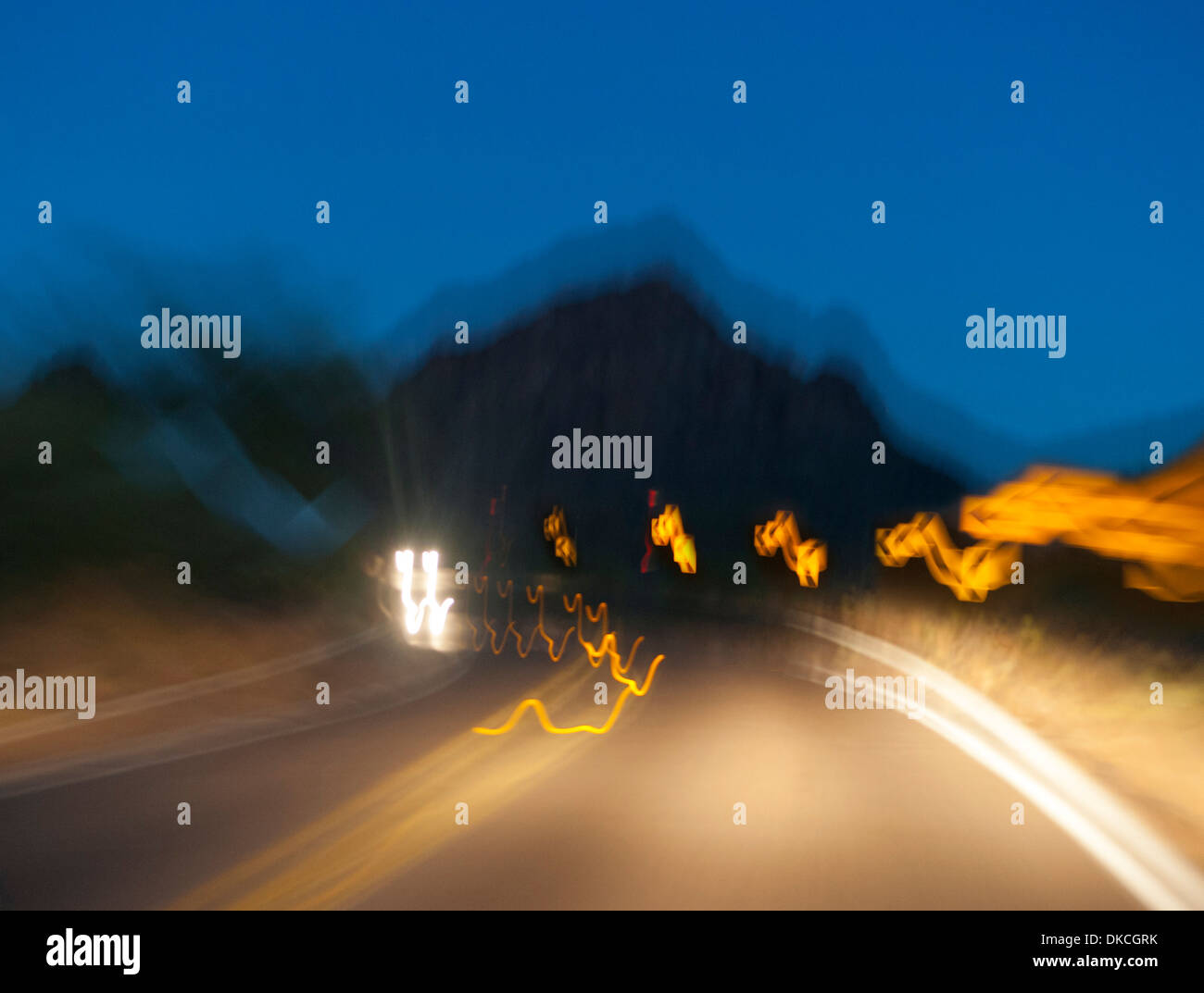 Fahren beeinträchtigt auf Drogen oder Alkohol ist gefährlich und kann nur wie folgt aussehen. Stockfoto