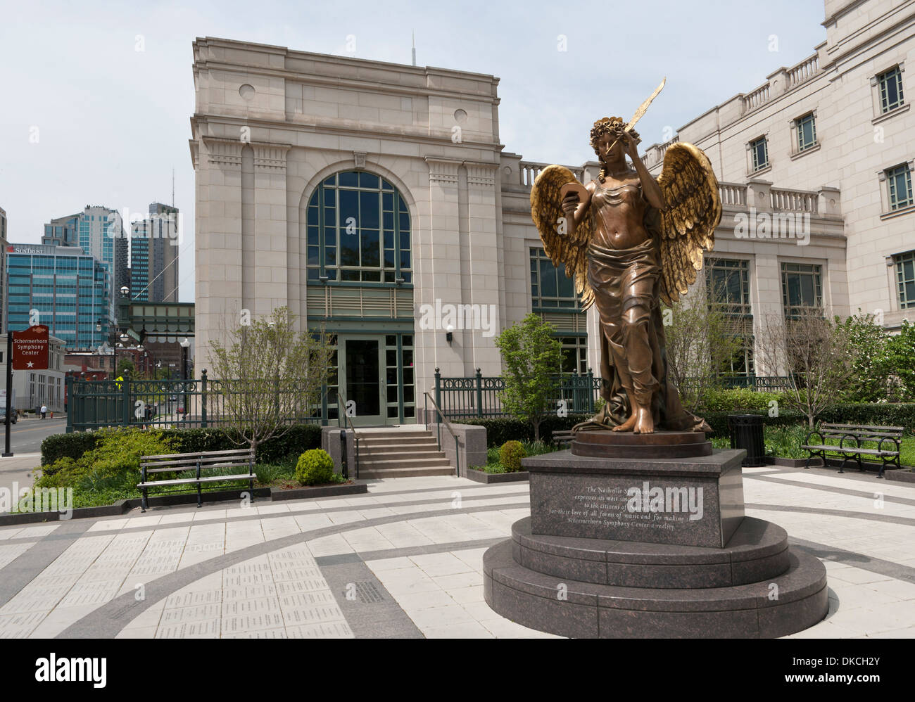 Das Exterieur des Schermerhorn Symphony Hall Nashville, TN und die Statue außerhalb. Stockfoto