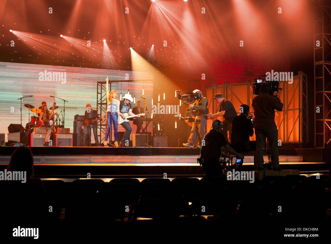 Filmmaterial Mannschaften schießen während einer musikalischen Aufführung am Set der US-TV-Show namens Nashville und gefilmt in Nashville, TN Stockfoto
