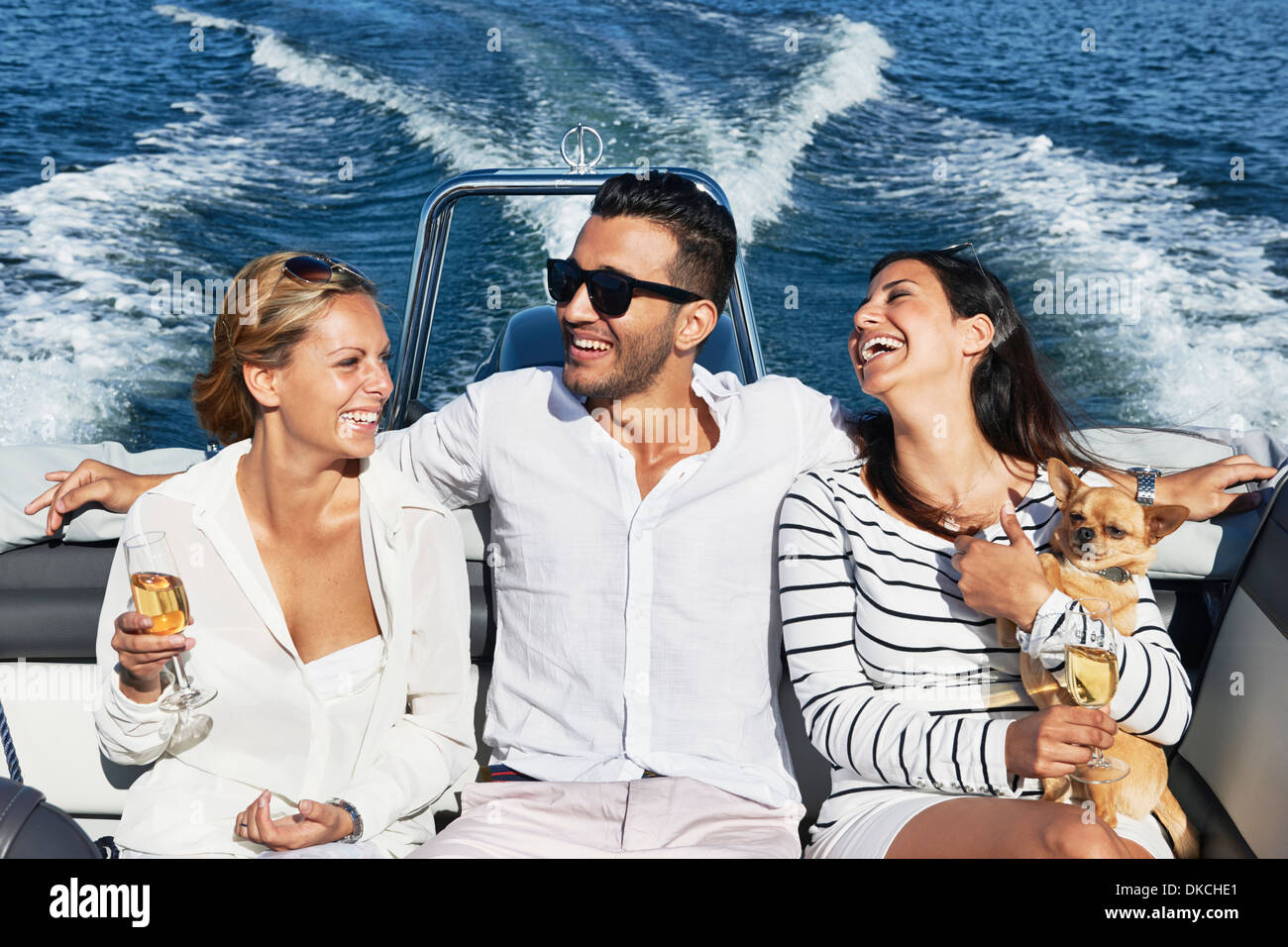 Junger Mann im Boot mit arme Frauen, Hotels, Schweden Stockfoto