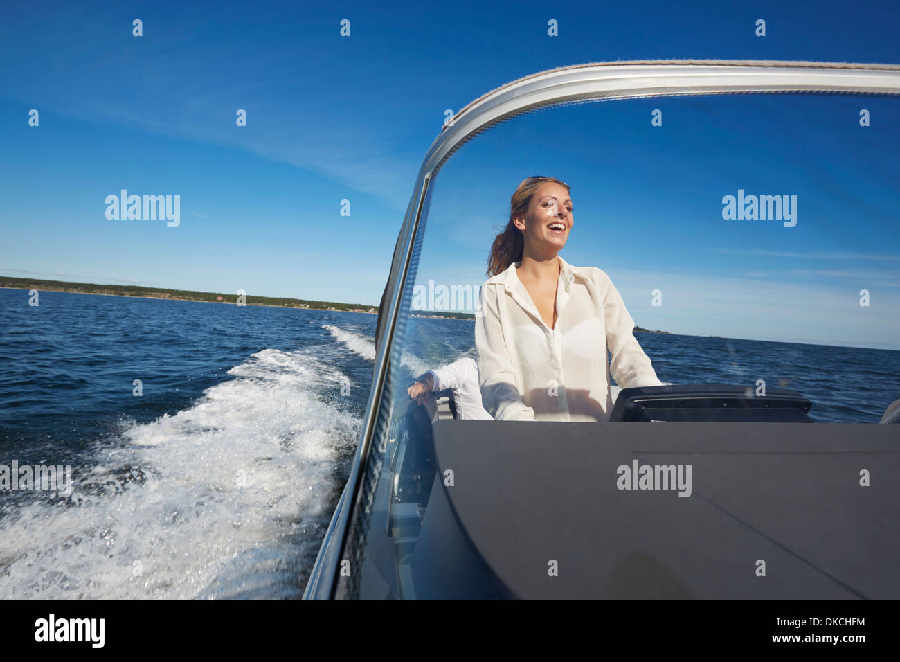 Junge Frau, die Lenkung Boot, Hotels, Schweden Stockfoto