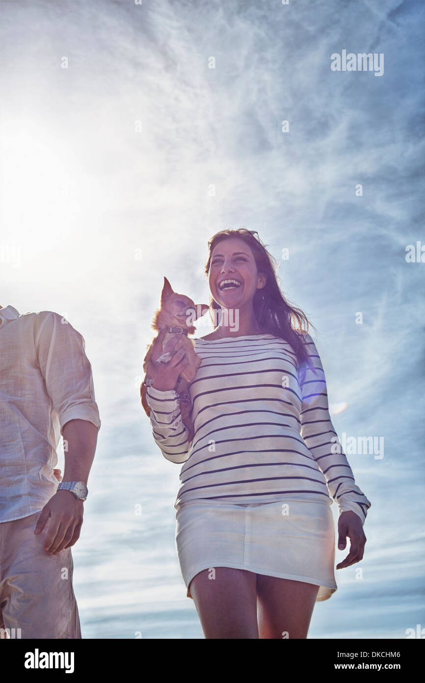 Junge Frau Holding Hund, niedrigen Winkel Ansicht Stockfoto