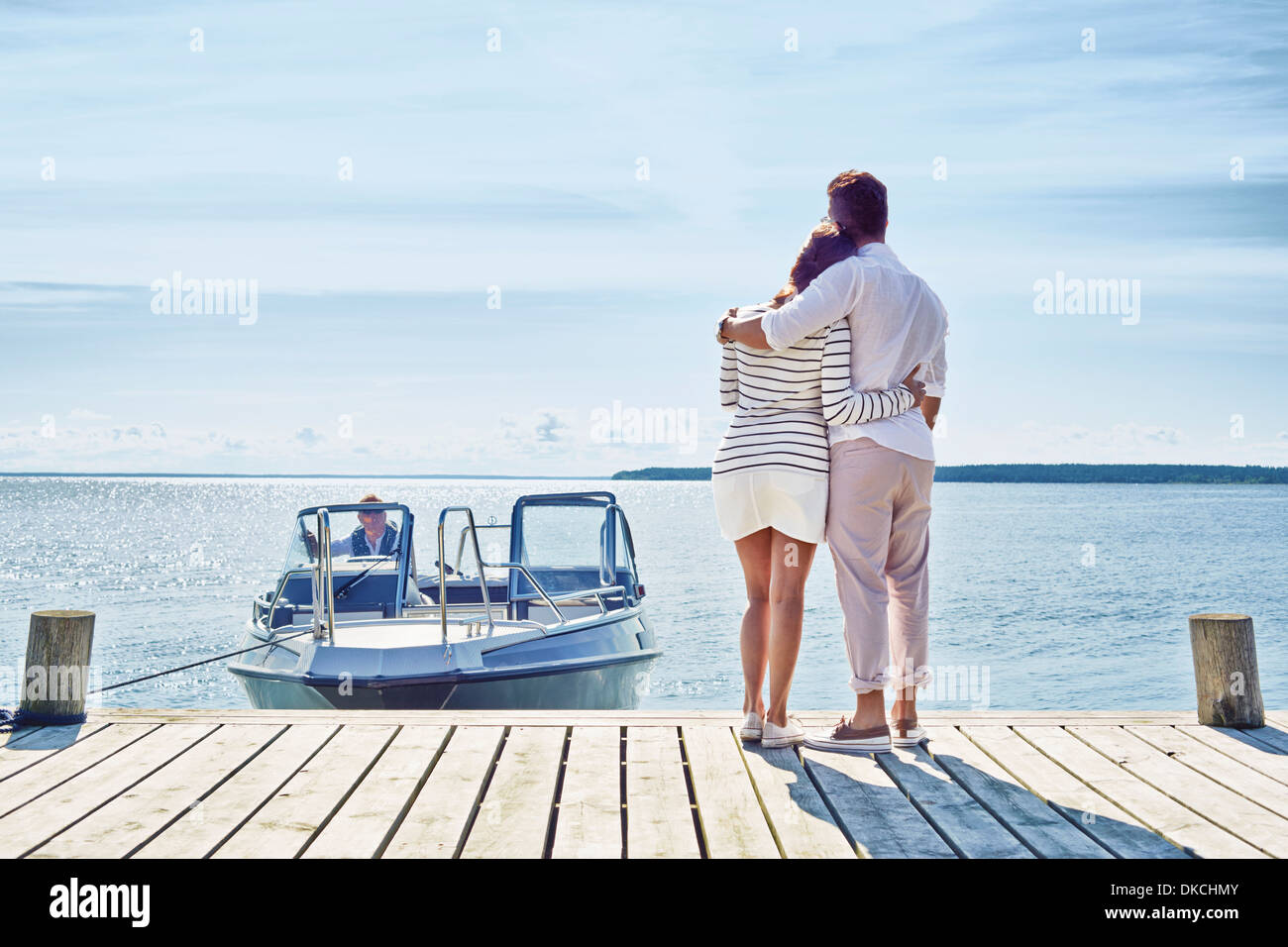Junges Paar auf Pier betrachten, Hotels, Schweden Stockfoto
