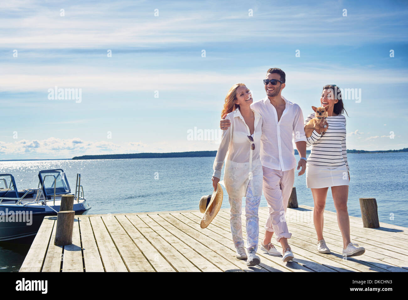 Junge Erwachsene, die zu Fuß auf Pier, Hotels, Schweden Stockfoto