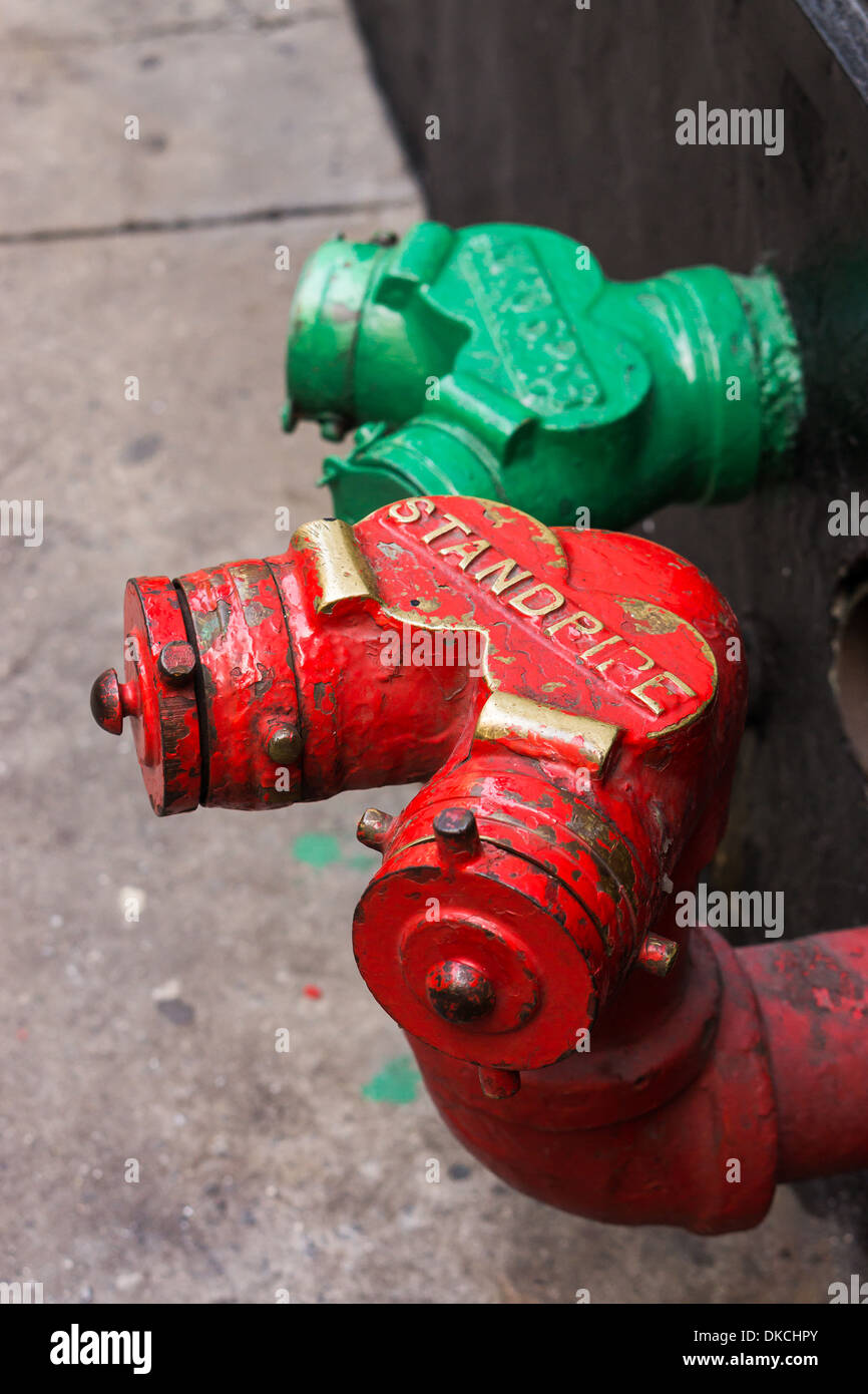 Standrohren oder siamesische Verbindung für Feuer Schläuche verbunden werden, ermöglicht die manuelle Anwendung von Wasser auf das Feuer. Stockfoto