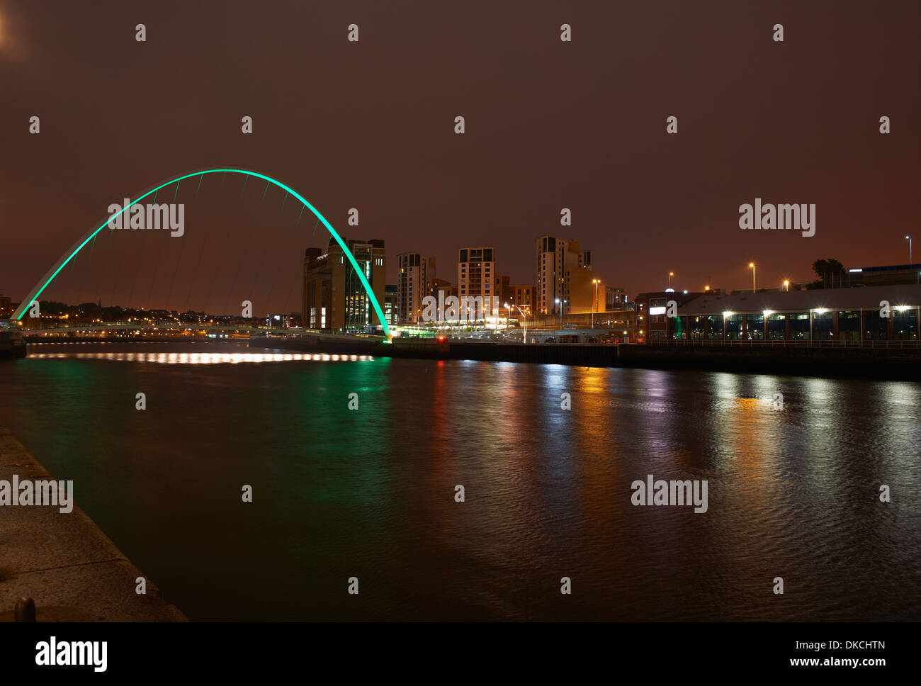 Ansicht der Millennium Bridge in der Nacht, Newcastle Upon Tyne, Großbritannien Stockfoto