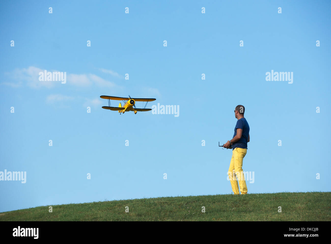Mann fliegendes Modellflugzeug Stockfoto Mann fliegendes Modellflugzeug Stockfoto