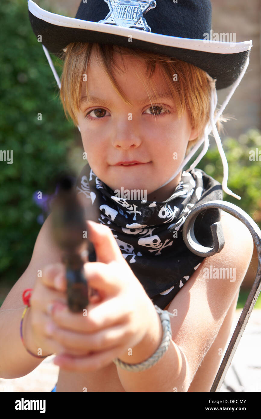Junge im Sheriff Hut mit Pistole Stockfoto