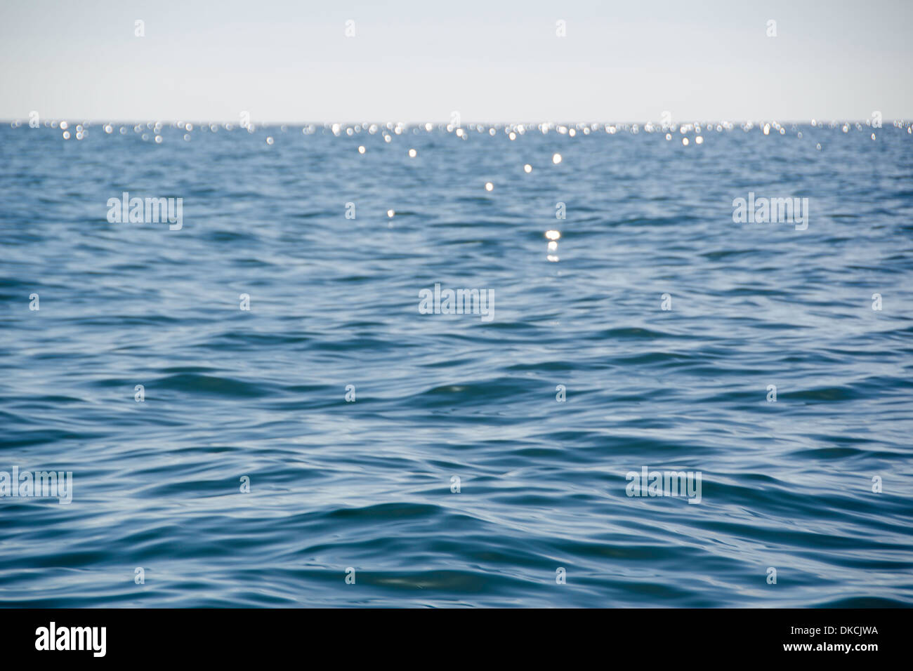 Blue Ocean Oberfläche mit Licht Bewegung Stockfoto