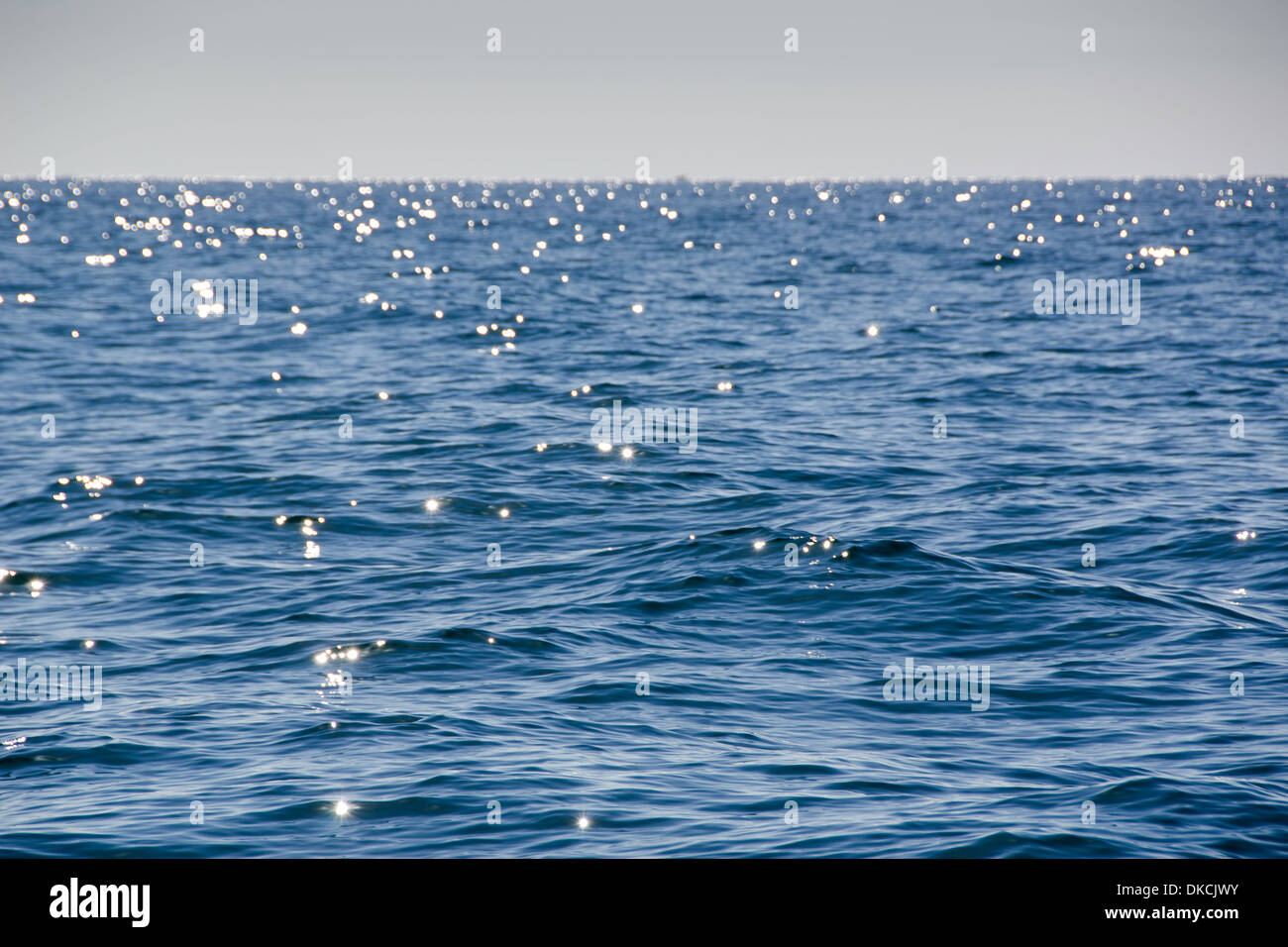 Blue Ocean Oberfläche mit Licht Bewegung Stockfoto