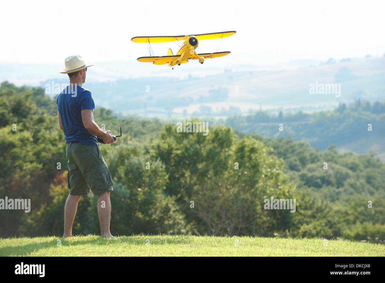 Mann fliegendes Modellflugzeug Stockfoto