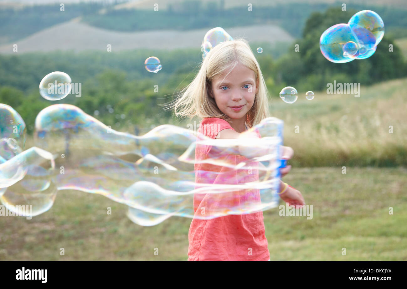 Mädchen spielt mit Seifenblasen Stockfoto