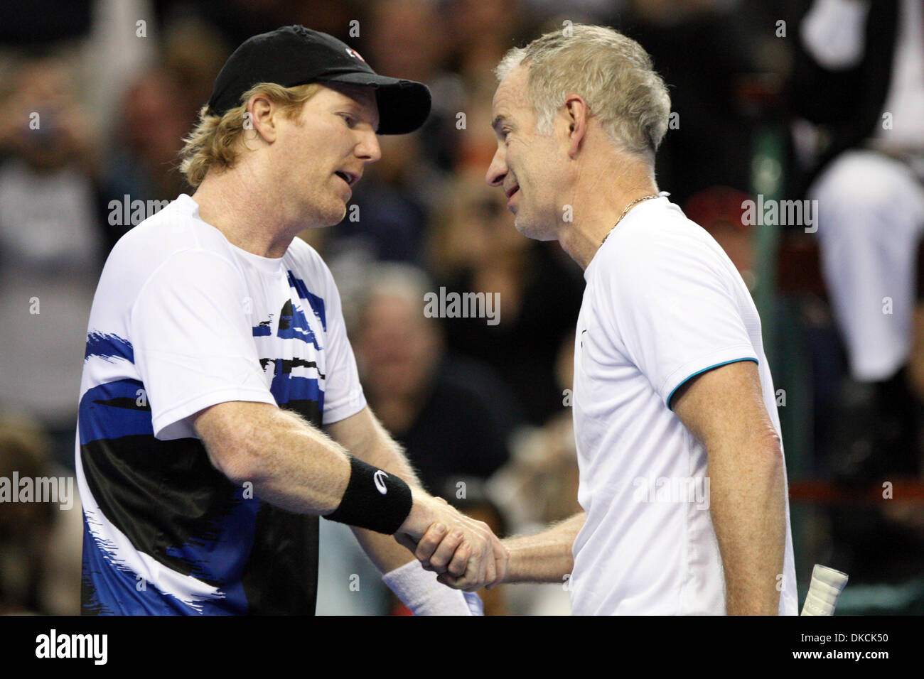 22. Oktober 2011 - Buffalo, New York, USA - USA Jim Courier (links) schüttelt Hände mit John McEnroe (rechts) nach McEnroe gewann das Spiel während der HSBC-Tennis-Cup-Serie am First Niagara Center in Buffalo, New York am 22. Oktober 2011 (Credit-Bild: © Nick Serrata/Eclipse/ZUMAPRESS.com) Stockfoto