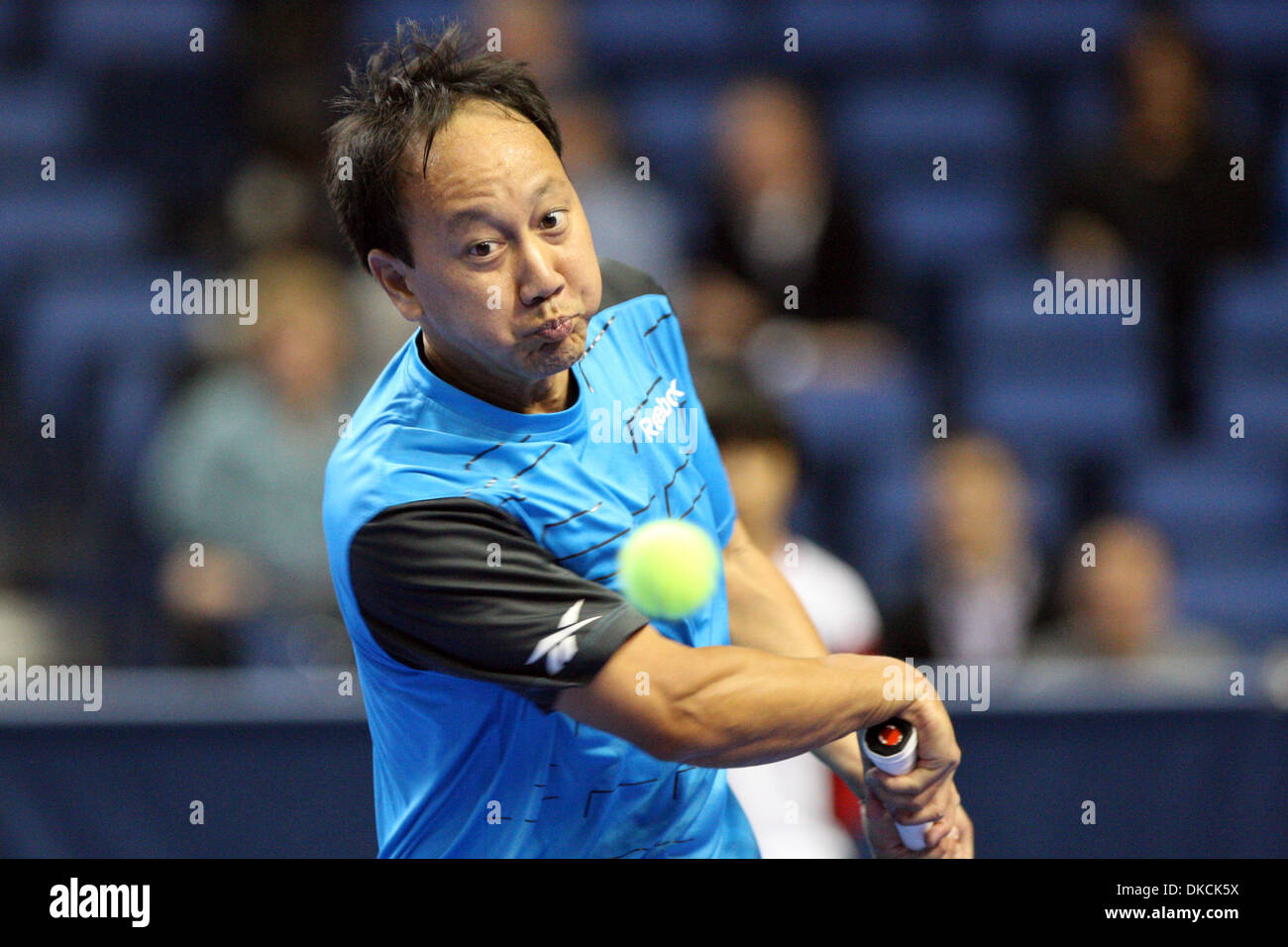 22. Oktober 2011 - Buffalo, New York, USA - USA Michael Chang Augen auf den ball bei der HSBC Tennis Cup Series am First Niagara Center in Buffalo, New York am 22. Oktober 2011 (Credit-Bild: © Nick Serrata/Eclipse/ZUMAPRESS.com) Stockfoto