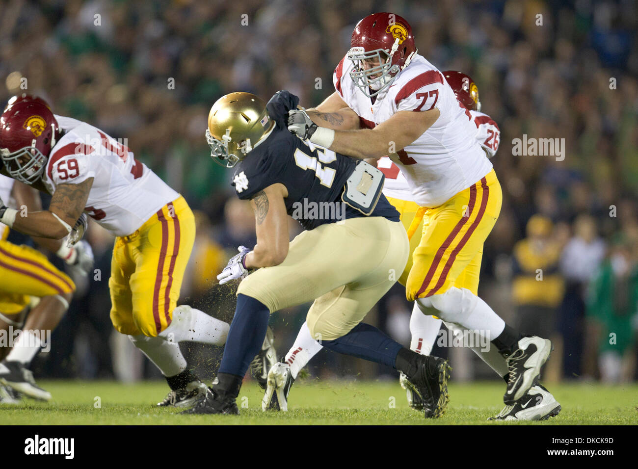 22. Oktober 2011 - South Bend, Indiana, USA - Notre Dame defensive End Aaron Lynch (#19) und USC beleidigender Gerät Kevin Graf (#77) im ersten Quartal Aktion der NCAA Football-Spiel zwischen Notre Dame und USC auf der Line Of Scrimmage zu kämpfen.  Die USC Trojans besiegte die Notre Dame Fighting Irish 31-17 im Spiel im Stadion von Notre Dame in South Bend, Indiana. (Kredit-Bild: © John Mersits / Stockfoto
