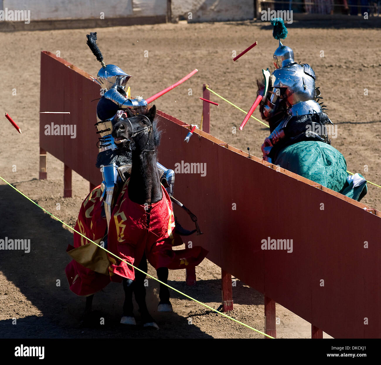 23. Oktober 2011 zerbrechen - Poway, Kalifornien, USA - abtrünnigen Lanzen in Scherben, wie Ritter in einem Turnier bei dem fünften jährlichen Turnier von der Phoenix-Turnier auf dem Gelände der Poway Rodeo statt zu engagieren.  Sanktioniert durch die Royal Armouries, das älteste Museum in England, und der International Jousting League angegliedert, zieht das Turnier des Phönix hoch qualifizierte Fahrer von arou Stockfoto