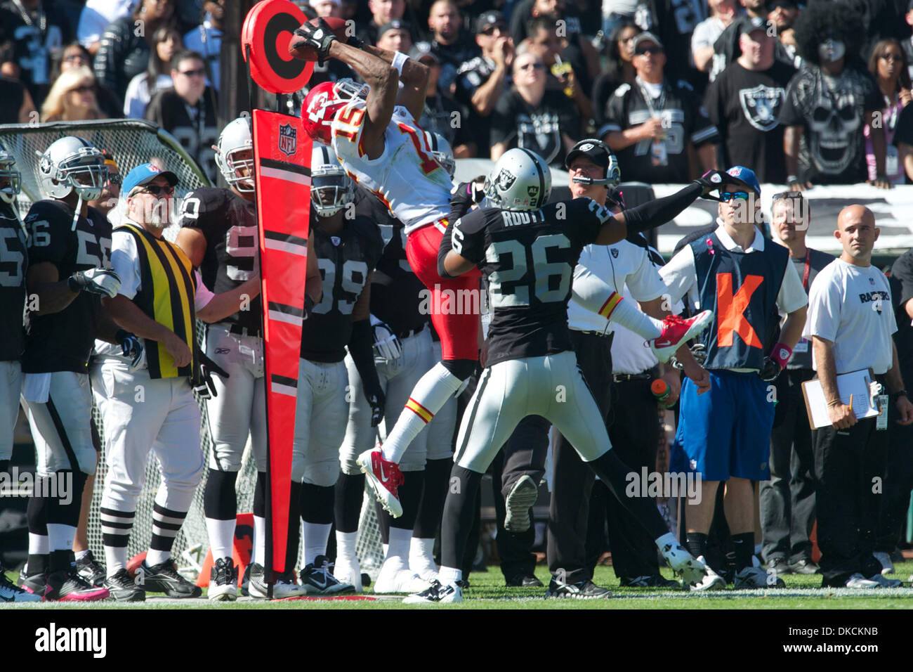 23. Oktober 2011 - Oakland, Kalifornien, USA - Chiefs Wide Receiver zieht Steve Breaston (15) in einem Durchgang über Raiders Cornerback Stanford Routt (26) während die NFL-Spiel zwischen den Kansas City Chiefs und die Oakland Raiders O.co Coliseum in Oakland, Kalifornien.  Die Chiefs führen 14-0 in der Mitte. (Kredit-Bild: © Matt Cohen/Southcreek/ZUMAPRESS.com) Stockfoto