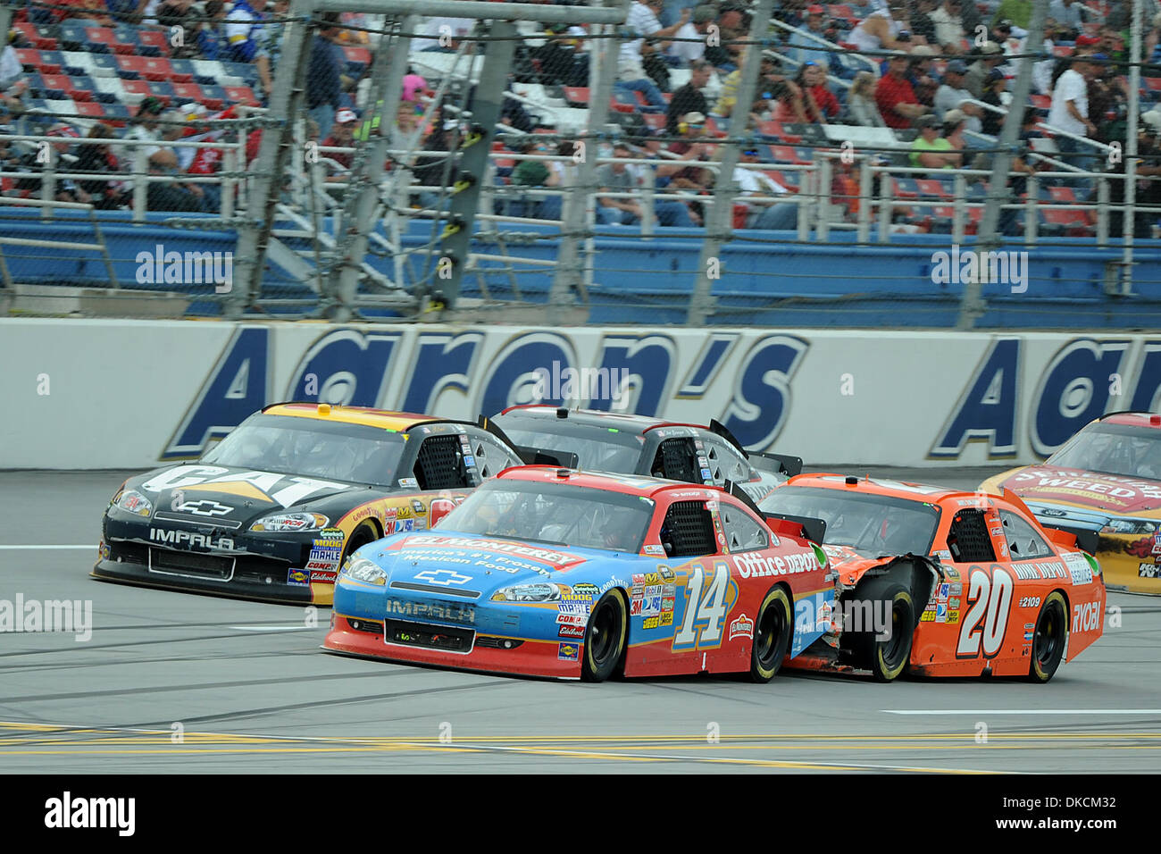 23. Oktober 2011 - Talladega, Alabama, USA - Sprint-Cup-Serie Fahrer Tony Stewart (14) und Joey Logano (20) Ausarbeitung der Good Sam Club 500 auf dem Talladega Superspeedway in Talladega, Alabama. (Kredit-Bild: © Marty Bingham/Southcreek/ZUMAPRESS.com) Stockfoto