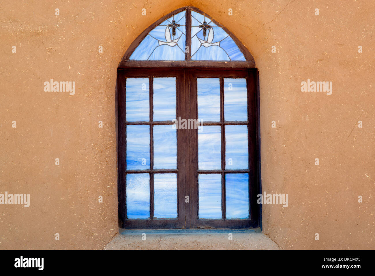 San Geronimo Kirchenfenster in de Taos Pueblo. Taos, New Mexiko. Stockfoto