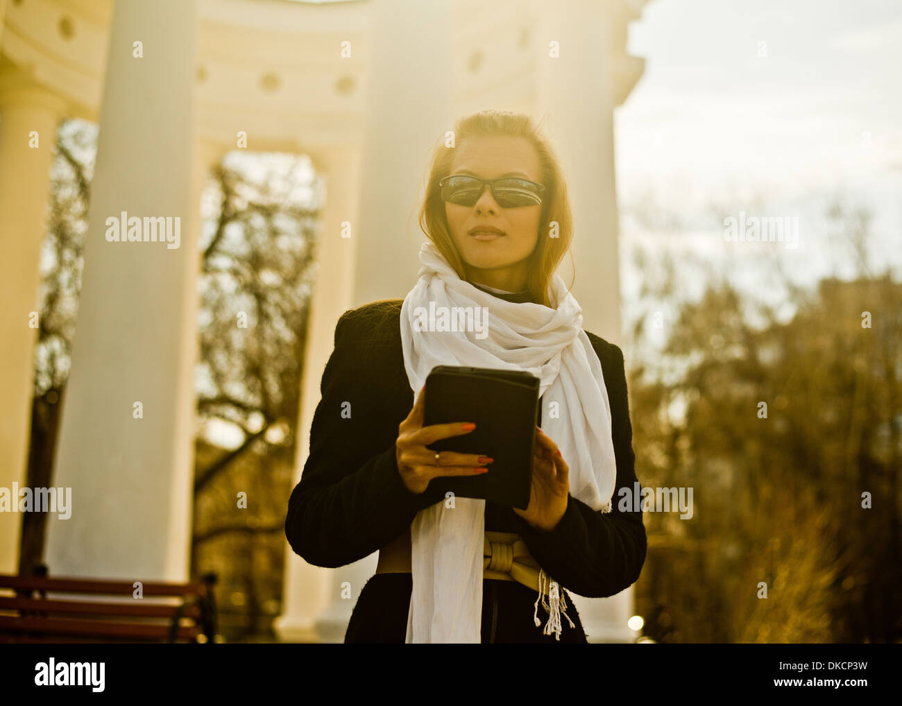 Frau mit digital-Tablette von Stein Pavillon Stockfoto
