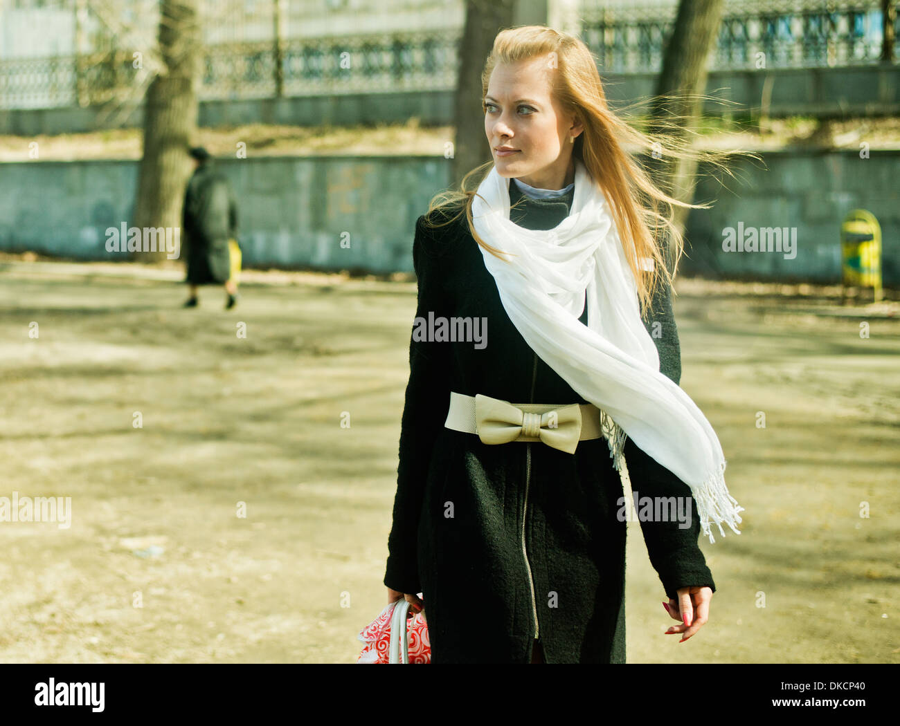 Modebewusste junge Frau im park Stockfoto