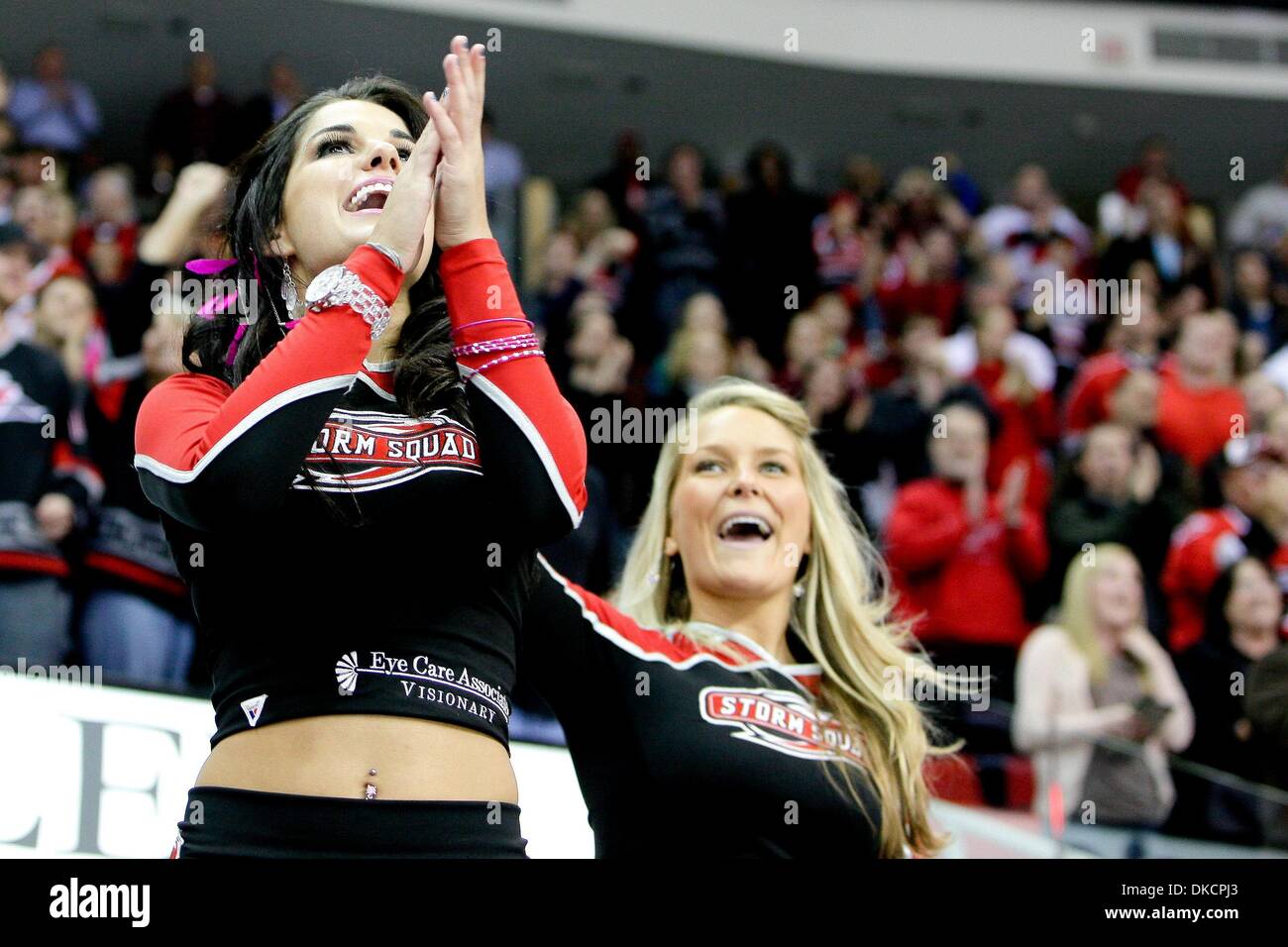 25. Oktober 2011 - Raleigh, North Carolina, USA - durchführt die Sturm-Mannschaft während Tonights. Senatoren besiegen die Hurricanes 3-2 im RBC Center in Raleigh, North Carolina. (Kredit-Bild: © Anthony Barham/Southcreek/ZUMAPRESS.com) Stockfoto