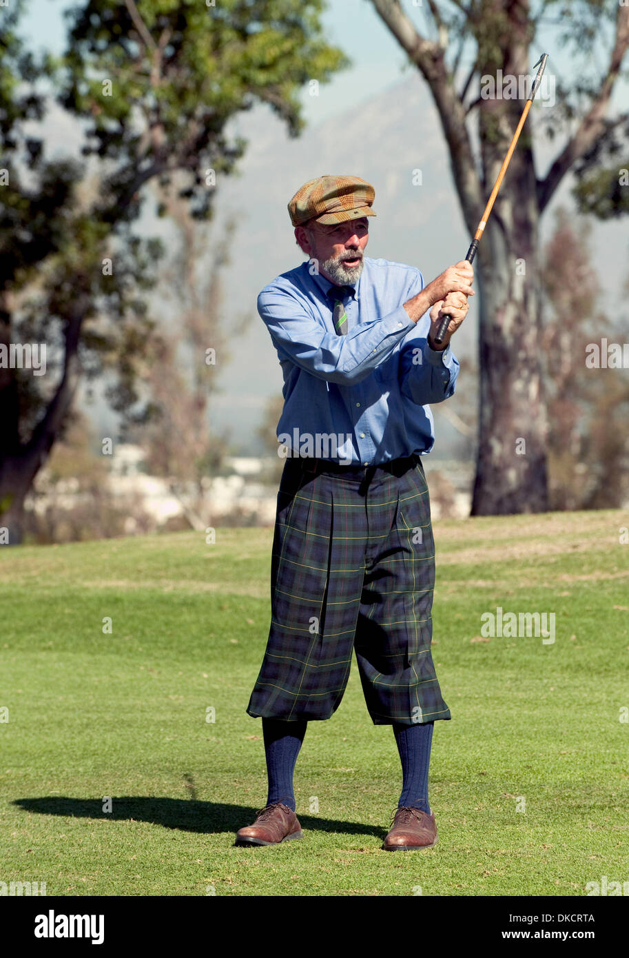 28. Oktober 2011 - Chino Hills, CA, USA - David Kramer konkurriert in einem Hickory Golf Collectors Society (Holz Achs) Golfturnier im Los Serranos Country Club. Die GCS ist eine internationale Organisation zur Bewahrung der Schätze und Traditionen des Golfsports. (Kredit-Bild: © Brian Cahn/ZUMAPRESS.com) Stockfoto