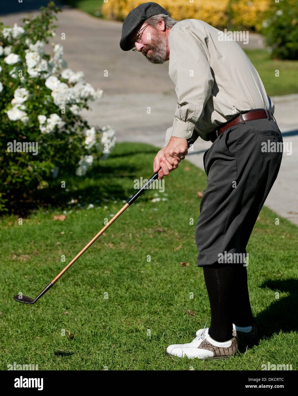 28. Oktober 2011 - Chino Hills, CA, USA - John Short übt seine Absplitterungen vor Beginn des Spiels an einem Hickory Golf Collectors Society (Holz Achs) Golfturnier im Los Serranos Country Club. Die GCS ist eine internationale Organisation zur Bewahrung der Schätze und Traditionen des Golfsports. (Kredit-Bild: © Brian Cahn/ZUMAPRESS.com) Stockfoto