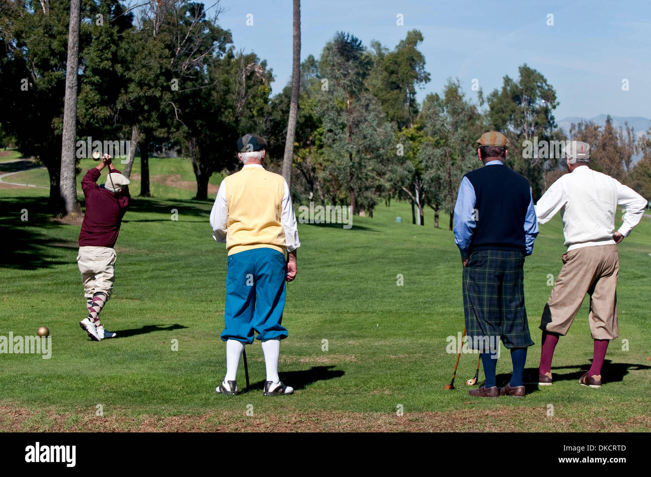 28. Oktober 2011 - Golfturnier Chino Hills, CA, USA - Golfer auf dem Abschlag ein Hickory Golf Collectors Society (Holz Achs) im Los Serranos Country Club. Die GCS ist eine internationale Organisation zur Bewahrung der Schätze und Traditionen des Golfsports. (Kredit-Bild: © Brian Cahn/ZUMAPRESS.com) Stockfoto