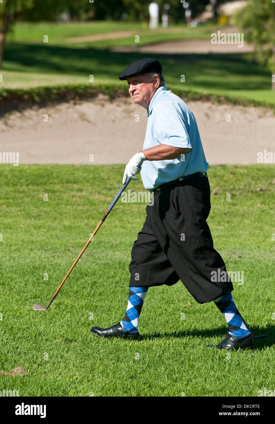 28. Oktober 2011 - Chino Hills, CA, USA - ehemaliger PGA Tour pro Rives McBee spielt in einem Hickory Golf Collectors Society (Holz Achs) Golfturnier im Los Serranos Country Club. Die GCS ist eine internationale Organisation zur Bewahrung der Schätze und Traditionen des Golfsports. (Kredit-Bild: © Brian Cahn/ZUMAPRESS.com) Stockfoto