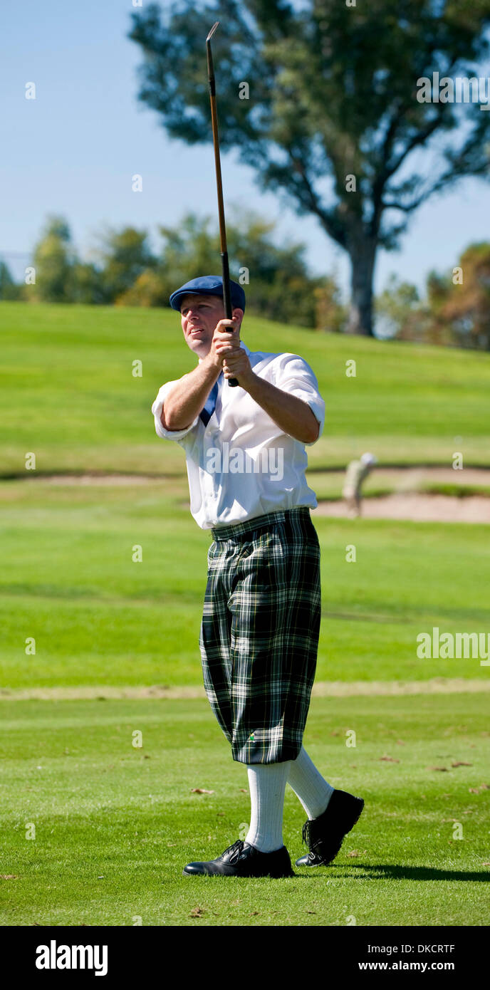 28. Oktober 2011 - Chino Hills, CA, USA - Eddie Breeden konkurriert in einem Hickory Golf Collectors Society (Holz Achs) Golfturnier im Los Serranos Country Club. Die GCS ist eine internationale Organisation zur Bewahrung der Schätze und Traditionen des Golfsports. (Kredit-Bild: © Brian Cahn/ZUMAPRESS.com) Stockfoto