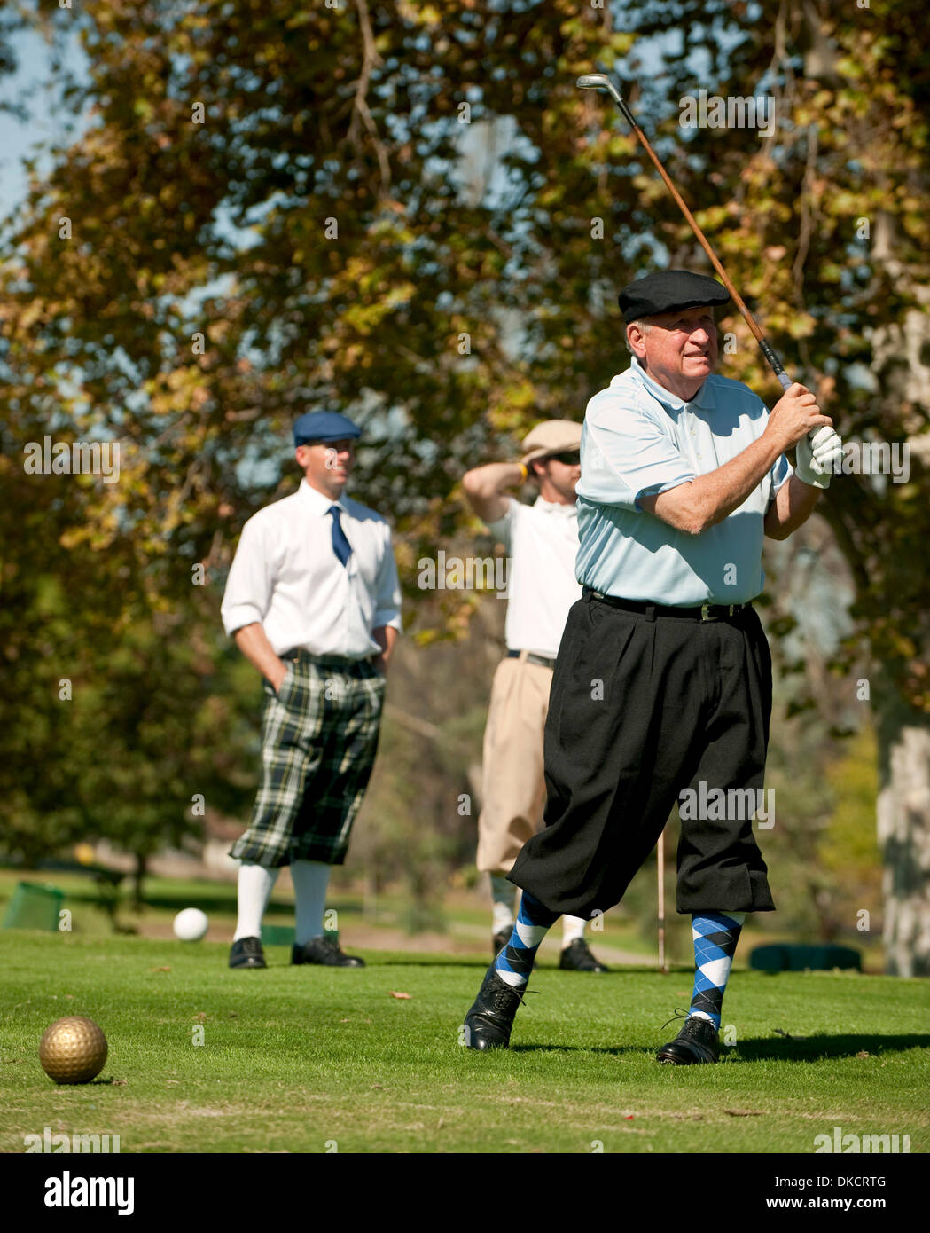 28. Oktober 2011 - Chino Hills, CA, USA - ehemaliger PGA Tour pro Rives McBee Abschlag bei einem Hickory Golf Collectors Society (Holz Achs) Golfturnier im Los Serranos Country Club. Die GCS ist eine internationale Organisation zur Bewahrung der Schätze und Traditionen des Golfsports. (Kredit-Bild: © Brian Cahn/ZUMAPRESS.com) Stockfoto