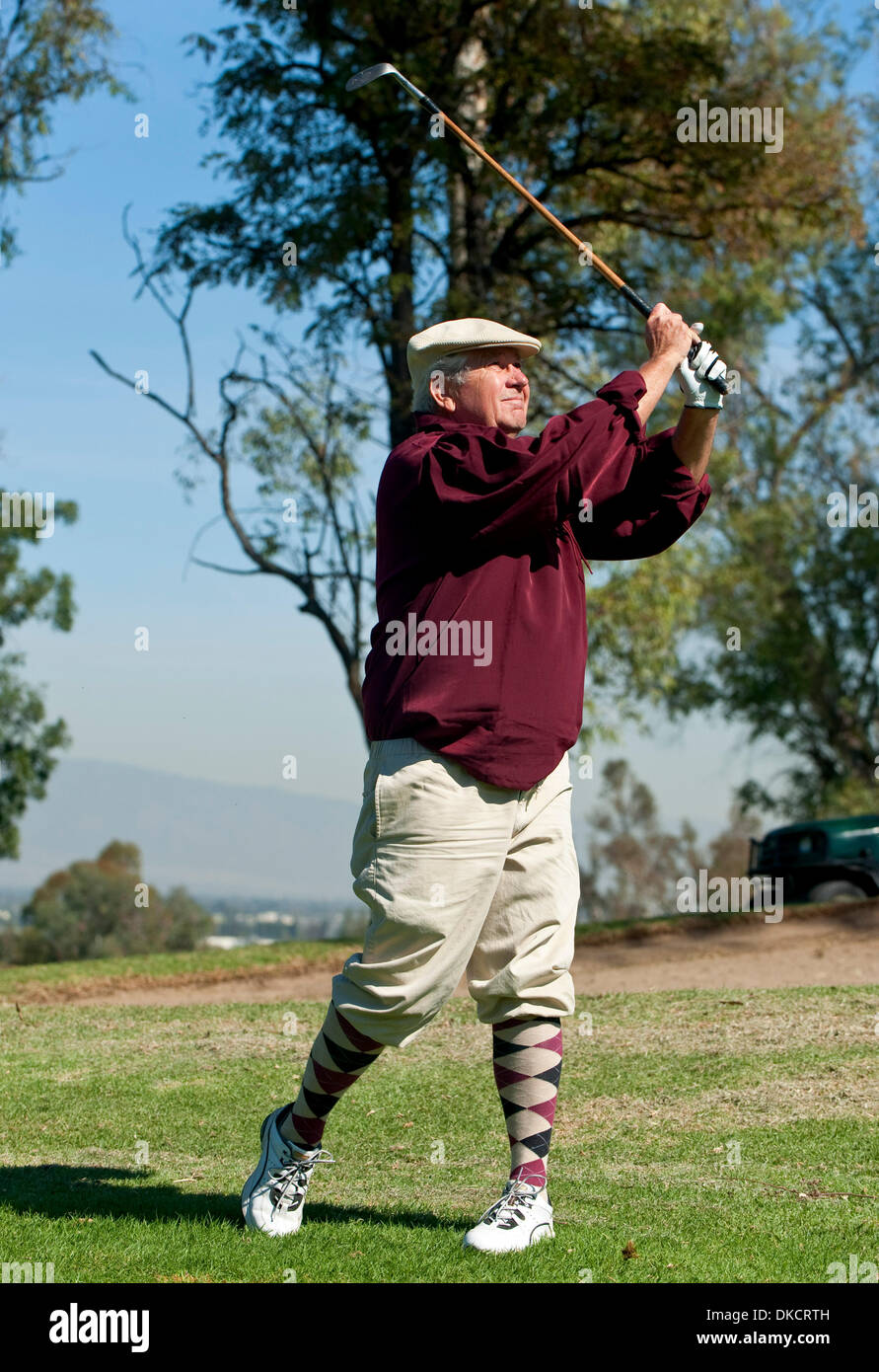 28. Oktober 2011 - Chino Hills, CA, USA - Wes Channell konkurriert in einem Hickory Golf Collectors Society (Holz Achs) Golfturnier im Los Serranos Country Club. Die GCS ist eine internationale Organisation zur Bewahrung der Schätze und Traditionen des Golfsports. (Kredit-Bild: © Brian Cahn/ZUMAPRESS.com) Stockfoto