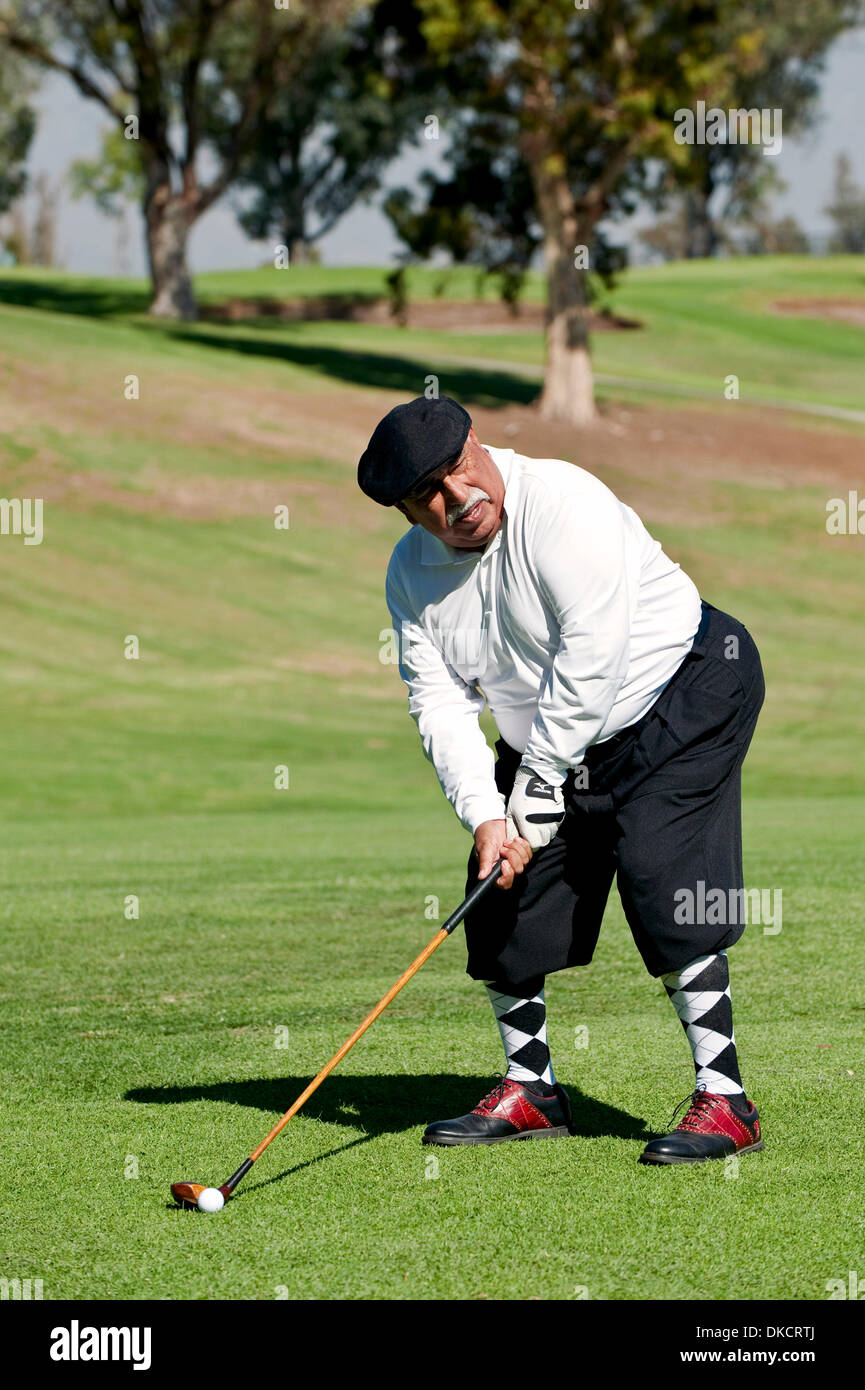 28. Oktober 2011 - Chino Hills, CA, USA - Mike Ortega konkurriert in einem Hickory Golf Collectors Society (Holz Achs) Golfturnier im Los Serranos Country Club. Die GCS ist eine internationale Organisation zur Bewahrung der Schätze und Traditionen des Golfsports. (Kredit-Bild: © Brian Cahn/ZUMAPRESS.com) Stockfoto